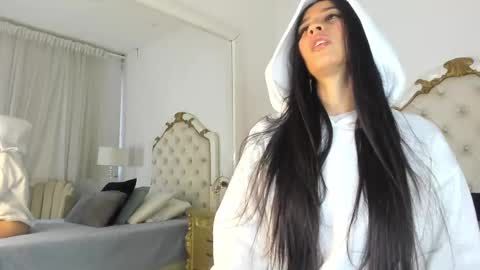 Snapshot of valentina_ross_ chatting on 02-13-25, 12:21 Valentina online show from 02-13-25, 12:21