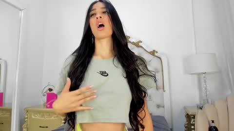 Snapshot of valentina_ross_ chatting on 02-17-25, 12:38 Valentina online show from 02-17-25, 12:38