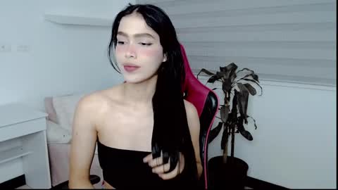 Snapshot of valentinasweet_ chatting on 05-13-26, 04:43 Valentina online show from 05-13-26, 04:43