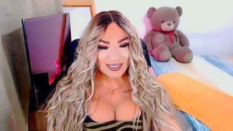 Snapshot of valentinaxqueen chatting on 12-15-24, 10:26 online show from 12-15-24, 10:26