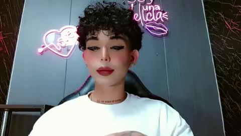 Snapshot of valentinne_marian chatting on 11-28-25, 08:00 Marian online show from 11-28-25, 08:00