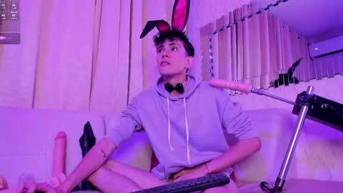 Snapshot of valentinomoreti chatting on 03-10-25, 05:11 Valentino online show from 03-10-25, 05:11