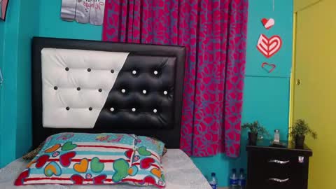 Snapshot of valerie_mase chatting on 10-20-25, 06:41 vale online show from 10-20-25, 06:41