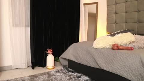 Snapshot of valeriebony chatting on 12-28-24, 07:33 Valerie Style3 online show from 12-28-24, 07:33