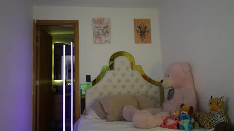 Snapshot of valeriecollinss_ chatting on 12-19-25, 06:04 valeriecollinss_ online show from 12-19-25, 06:04