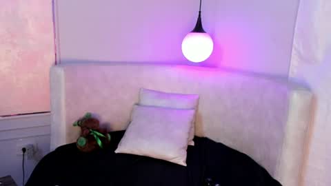 Valeria GomezGMT-5 2200-0600 online show from 12-13-24, 07:25