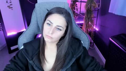 Snapshot of valeriiemills chatting on 10-15-25, 04:51 Valerie online show from 10-15-25, 04:51