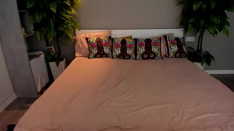 Snapshot of valeryroyale chatting on 09-13-25, 06:46 Valery online show from 09-13-25, 06:46