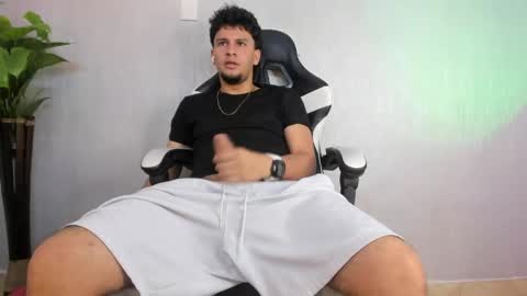 Snapshot of valetino_stonee chatting on 05-08-26, 07:52 Valentino online show from 05-08-26, 07:52