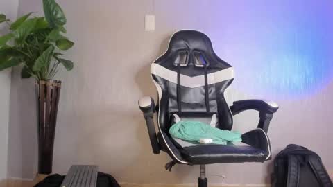 Snapshot of valetino_stonee chatting on 05-24-26, 09:58 Valentino online show from 05-24-26, 09:58