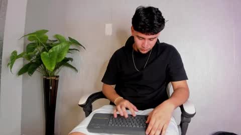 Snapshot of valetino_stonee chatting on 05-24-26, 10:04 Valentino online show from 05-24-26, 10:04