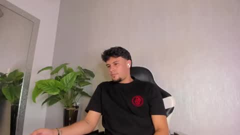 Snapshot of valetino_stonee chatting on 05-29-26, 08:40 Valentino online show from 05-29-26, 08:40