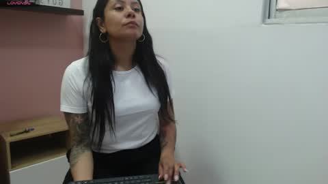Snapshot of valevicious chatting on 05-17-26, 01:29 valevicious online show from 05-17-26, 01:29