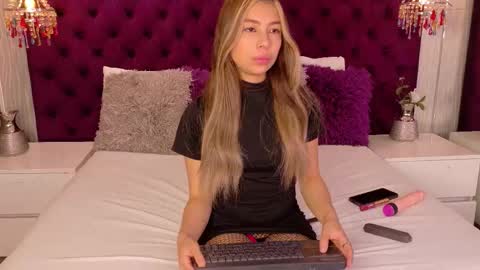 Snapshot of valeygomez chatting on 02-07-26, 01:15 Valey online show from 02-07-26, 01:15