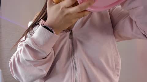 Snapshot of valloletsamar chatting on 01-08-25, 11:32 Vallolet Peach online show from 01-08-25, 11:32