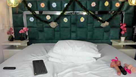 valtira nova online show from 12-15-25, 06:56