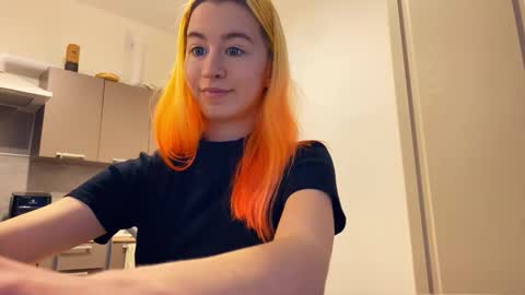 Snapshot of valtopi chatting on 02-25-26, 03:32 Emily online show from 02-25-26, 03:32