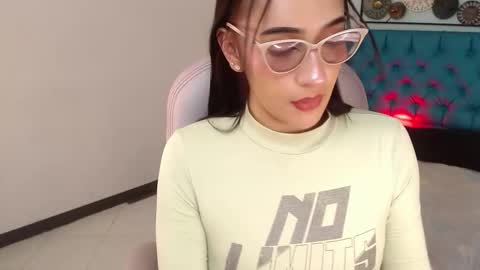 Snapshot of vanelopeee_ chatting on 11-23-25, 03:50 Vane online show from 11-23-25, 03:50