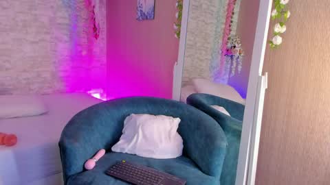Snapshot of vanessa_santillan chatting on 05-27-26, 08:06 Vanessa online show from 05-27-26, 08:06