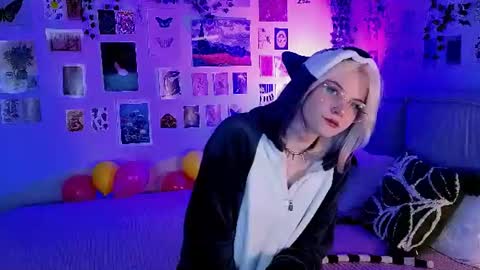 Snapshot of vanessaaustin chatting on 06-18-26, 02:43 Vanessa online show from 06-18-26, 02:43
