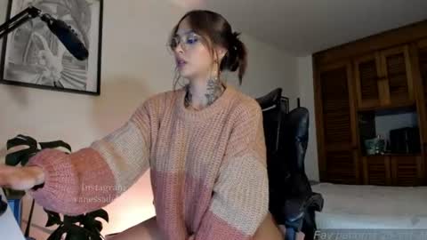 Snapshot of vanessart_ chatting on 06-15-26, 01:52 Vanessa online show from 06-15-26, 01:52