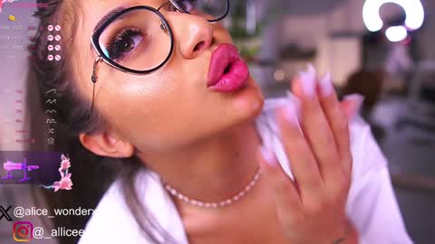 Vanessa Simon online show from 02-08-25, 09:13