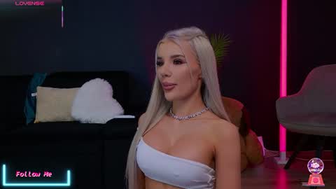 Snapshot of vanessavanne chatting on 07-12-26, 11:56 Vanessa online show from 07-12-26, 11:56