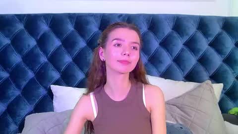 Snapshot of vanessavienne chatting on 04-18-26, 08:09 VanessaVienne online show from 04-18-26, 08:09