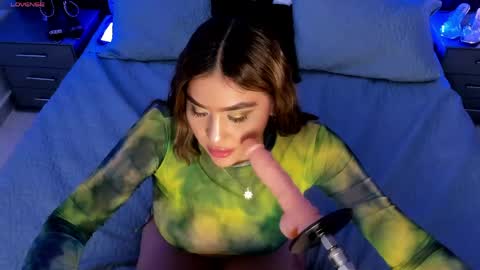 Snapshot of vanethompson chatting on 05-15-26, 08:05 vanethompson online show from 05-15-26, 08:05
