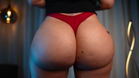 Snapshot of vaniaa_ chatting on 01-13-25, 01:02 Vania online show from 01-13-25, 01:02