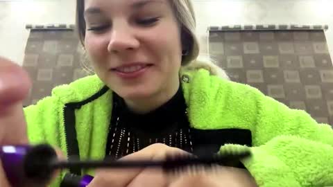 Snapshot of vaniasaisa chatting on 11-22-25, 01:04 Saisa online show from 11-22-25, 01:04