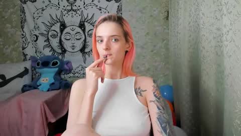 Snapshot of vanilla_arya chatting on 12-28-24, 11:19 Adelina online show from 12-28-24, 11:19