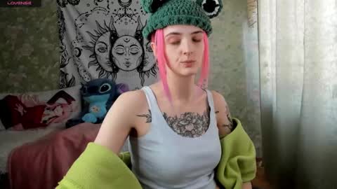 Snapshot of vanilla_arya chatting on 03-05-25, 05:07 Adelina online show from 03-05-25, 05:07