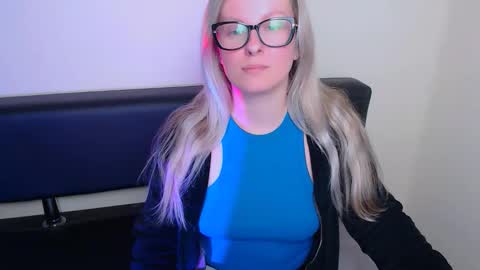 Mia online show from 09-25-25, 07:34