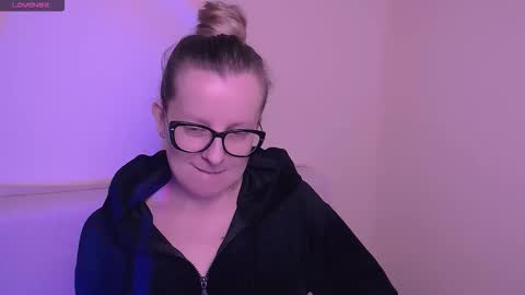 Mia online show from 11-12-25, 08:04