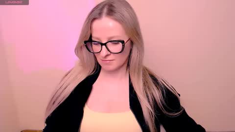 Mia online show from 03-27-26, 07:24