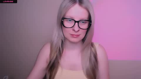 Snapshot of vanillaex_ chatting on 05-01-26, 11:48 Mia online show from 05-01-26, 11:48