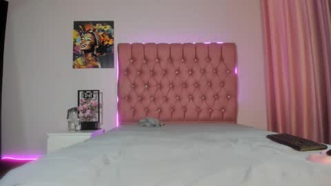 Snapshot of vanillaflo chatting on 11-24-25, 12:05 VanillaFlo online show from 11-24-25, 12:05