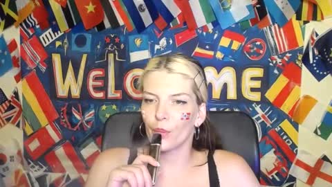 Snapshot of vanrey_ chatting on 07-11-26, 06:43 Vanessa online show from 07-11-26, 06:43