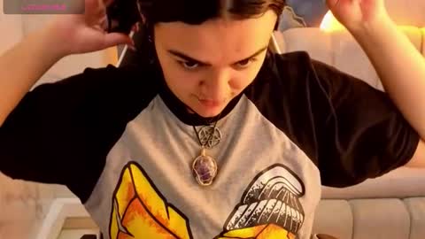 Snapshot of vany_lu_tx chatting on 11-25-25, 01:33 Live 800am 200pm COLOMBIAN HOUR online show from 11-25-25, 01:33