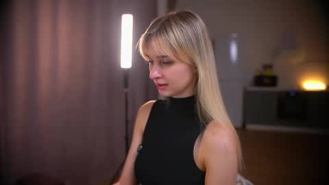 Snapshot of variety_moments chatting on 12-19-25, 05:09 Heeeeey Im Hanna the art of tease online show from 12-19-25, 05:09