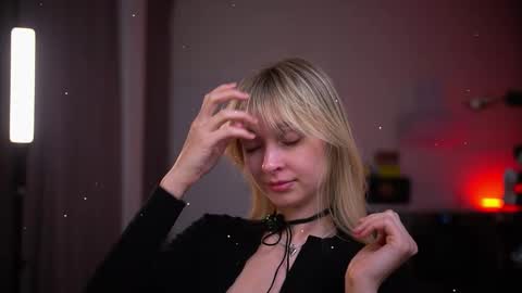 Snapshot of variety_moments chatting on 12-22-25, 04:48 Heeeeey Im Hanna the art of tease online show from 12-22-25, 04:48