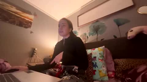 Snapshot of vaua089 chatting on 11-24-25, 02:33 vaua089 online show from 11-24-25, 02:33