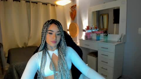 Snapshot of vayolett_bass chatting on 04-29-26, 05:00 Vayolett Bass online show from 04-29-26, 05:00