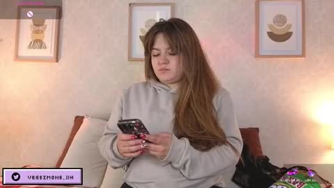 Vee Simons online show from 12-15-25, 07:51