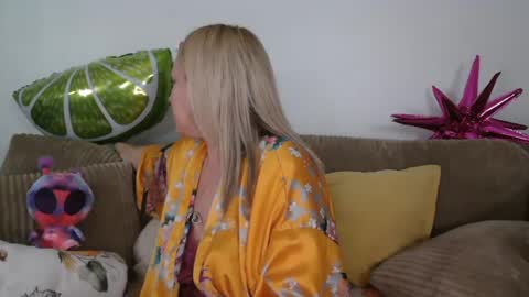 Snapshot of vegas_danielle chatting on 10-06-25, 07:28 Vegas Dani online show from 10-06-25, 07:28