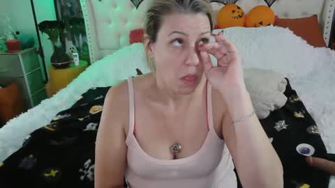 Snapshot of vegas_danielle chatting on 10-30-25, 08:38 Vegas Dani online show from 10-30-25, 08:38