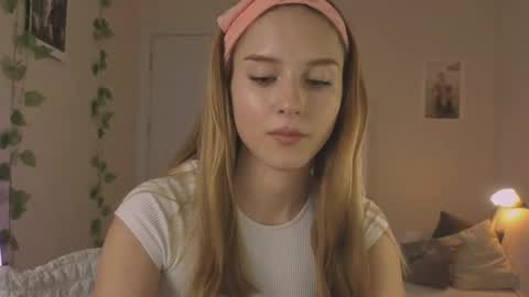 Snapshot of vegas_v chatting on 09-26-25, 02:43 Maria online show from 09-26-25, 02:43