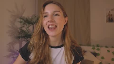 Snapshot of vegas_v chatting on 10-05-25, 02:59 Maria online show from 10-05-25, 02:59