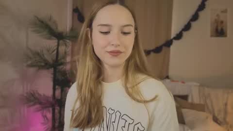 Snapshot of vegas_v chatting on 10-21-25, 01:45 Maria online show from 10-21-25, 01:45